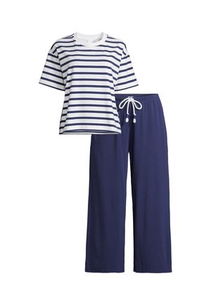 Marineblauwe wijde broek met witte trekkoorden en wit T-shirt met korte mouwen en marineblauwe horizontale strepen.