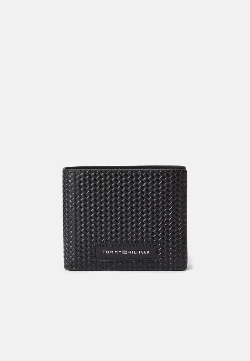 Svart vävt läderplånbok med rektangulär form, texturerad yta och en liten logotyp på framsidan.