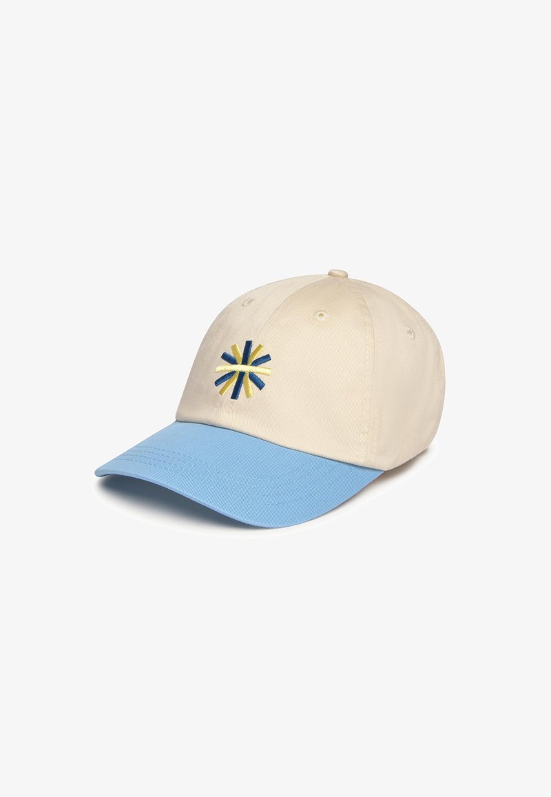 Casquette de baseball beige avec une visière bleu clair et un logo éclat d'étoile brodé en bleu et jaune sur le panneau avant.