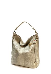 Beige handtas van krokodillenpatroonleer met een enkele schouderriem, een ritsvak en accenten in goudkleurige hardware.