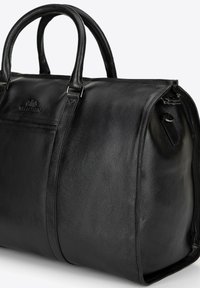 Bolso de mano de cuero negro con una textura suave, asas redondeadas y un compartimento con cremallera. Presenta un branding sutil y una forma estructurada.