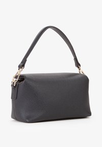 Borsa a mano in pelle nera con finitura testurizzata, forma rettangolare, manico corto e dettagli in ottone dorato.
