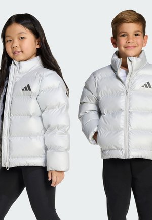 Chaquetas de pluma plateadas con cierres frontales, cuellos altos y bolsillos laterales. Cada una presenta un logo negro de Adidas en el lado izquierdo del pecho.