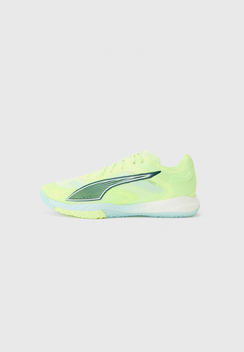 Neon gul atletik sko med et slankt design, mesh-overdel og hvid gummisål; har en kontrasterende mørkegrøn swoosh og teksturerede detaljer.