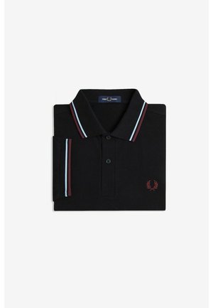Camiseta polo negra doblada, con dos botones, rayas burdeos y azul claro en el cuello y la manga, y pequeño logo rojo de laurel en el pecho.