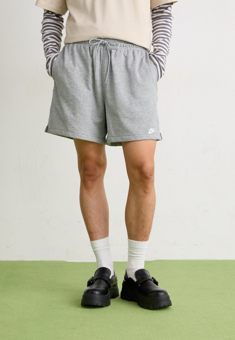 Nike Sportswear - CLUB FLOW - Verryttelyhousut - dk grey heather it smoke grey white, Suurenna