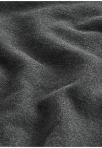 Tessuto grigio scuro con una superficie morbida e texturizzata, caratterizzato da sottili variazioni di tonalità e una maglia fine.