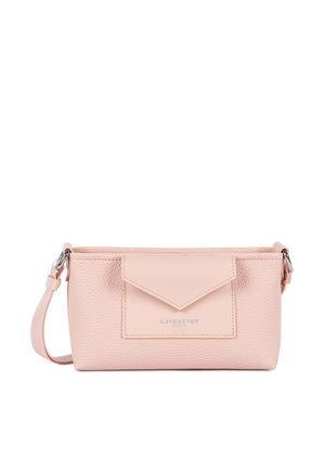 Mała prostokątna różowa skórzana torebka na ramię z przednią kieszenią na klapę i regulowanym paskiem, z marką "Lancaster Paris" na kieszeni.