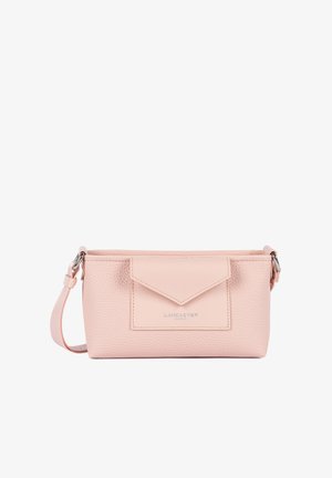 Kleine rechthoekige roze leren crossbodytas met voorvak met klep en verstelbare riem, met merk "Lancaster Paris" op het vak.