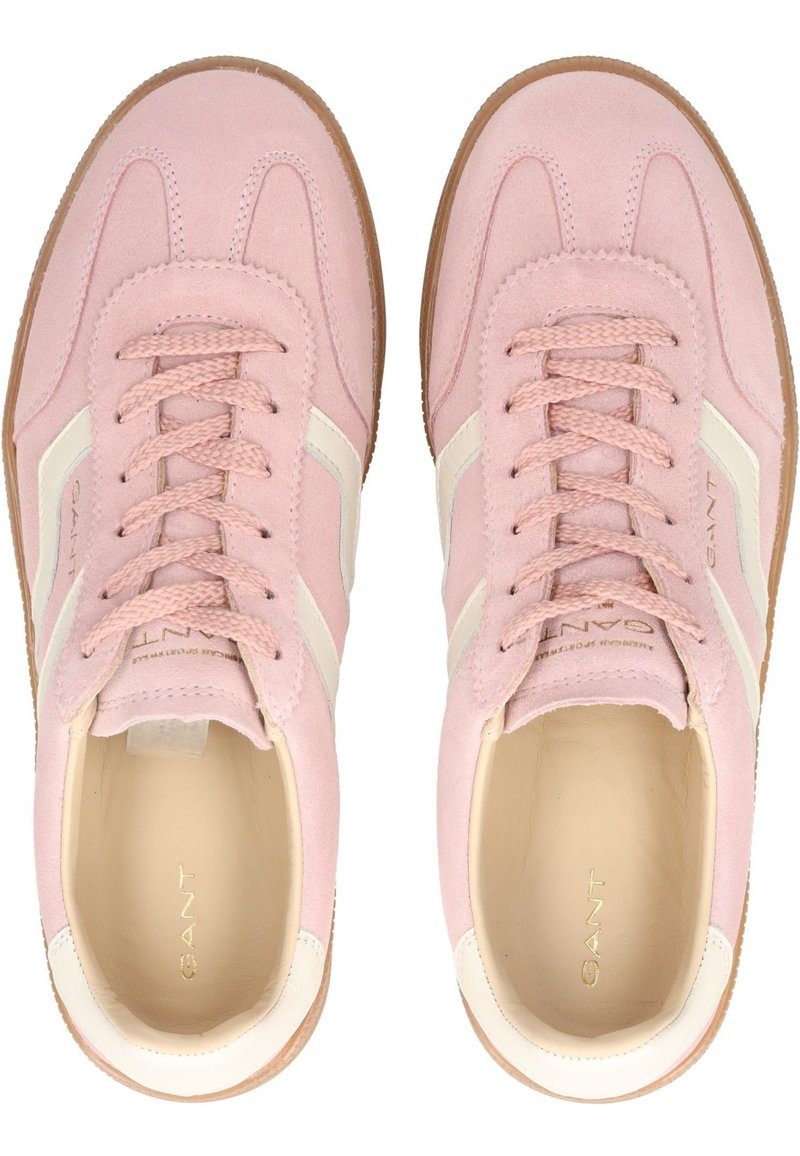 Hellrosa Wildlederschuhe mit weißen Akzenten, runde Zehenform, Schnürsenkel und einer strukturierten gummierten Sohle. Das Innere ist beige mit Branding.