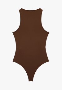 Brązowy bezrękawnik wykonany z gładkiego materiału, z wysokim dekoltem, dopasowanym krojem i minimalnym pokryciem z tyłu.