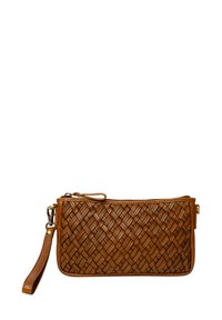 Pochette en cuir marron avec texture tissée, fermeture éclair et bandoulière détachable sur fond blanc.