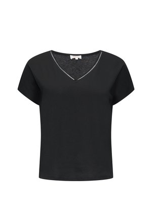 Czarna koszulka z krótkim rękawem i dekoltem w kształcie litery V. Posiada subtelną lamówkę wzdłuż dekoltu. Materiał wydaje się miękki i gładki.