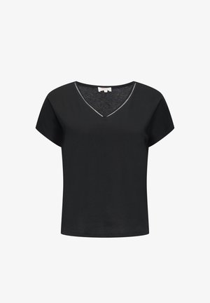 Czarna koszulka z krótkim rękawem i dekoltem w kształcie litery V. Posiada subtelną lamówkę wzdłuż dekoltu. Materiał wydaje się miękki i gładki.