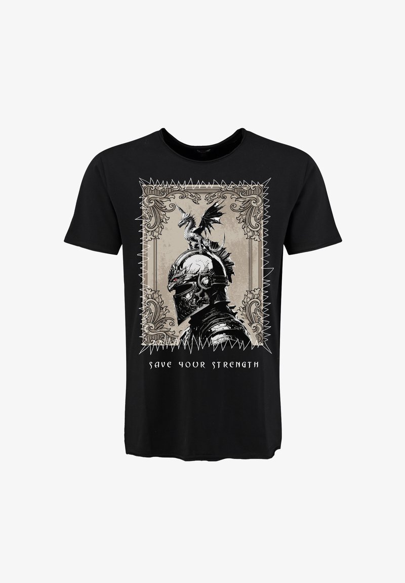 Camiseta de algodón negra con un gráfico de un casco con un dragón encima, rodeado de detalles ornamentales y el texto "SALVA TU FUERZA."