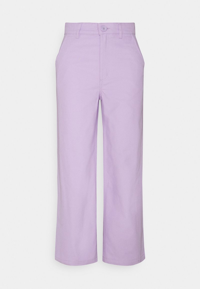 Pantalon taille haute lilas avec fermeture par bouton et fermeture éclair, poches avant et coupe large à jambe droite.