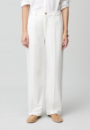 Pantalons larges blancs en coton avec taille haute, dotés d'un bouton à l'avant, de poches latérales et d'une texture lisse et épurée.