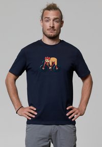 Navy katoenen T-shirt met een kleurrijke illustratie van een fietser met een hotdog als lichaam, gedetailleerd met een oranje helm en een fiets.