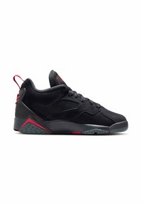 Chaussure de sport avec un dessus en suède noir, des accents en maille, des détails rouges et une semelle grise texturée avec un caoutchouc à motifs.