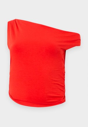 Top rosso off-the-shoulder in tessuto leggero, con dettagli arricciati sul lato e una superficie liscia, che offre una vestibilità rilassata.