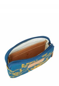 Portafoglio in tessuto blu con motivo floreale giallo, chiusura con zip, interno in pelle beige, tasca per carte e logo impresso sulla targhetta in pelle.