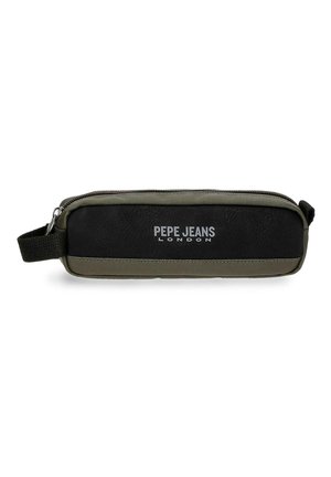 Estuche rectangular para lápices en negro y verde oliva con cremallera y asa lateral, etiquetado con "PEPE JEANS LONDON" en el panel frontal.