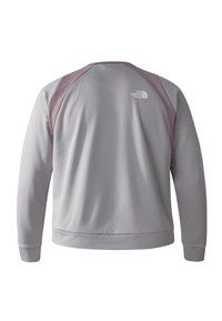 Maglietta sportiva grigia a maniche lunghe con tessuto testurizzato e accenti rosa chiaro sulle spalle. Include un logo sulla parte superiore della schiena.