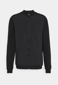 Černá bombardérka se zapínáním na zip, prošívanou texturou na horní části předního dílu a žebrovanými manžetami a lemem. Hladká tkanina celkově.