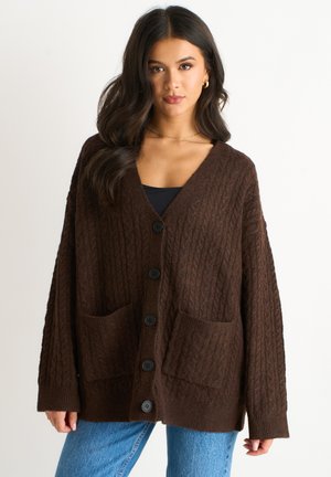 CABLE PATCH POCKET - Cardigan - brown