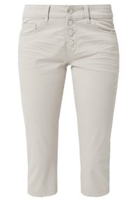 Los jeans cortos de color beige claro cuentan con un cierre de botón con cinco botones, dos bolsillos delanteros y una textura limpia y suave.
