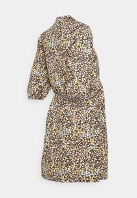 Vestido com padrão floral em preto, apresentando mangas curtas bufantes, um colarinho e uma cintura ajustável. O tecido exibe pequenas flores amarelas, rosas e brancas.