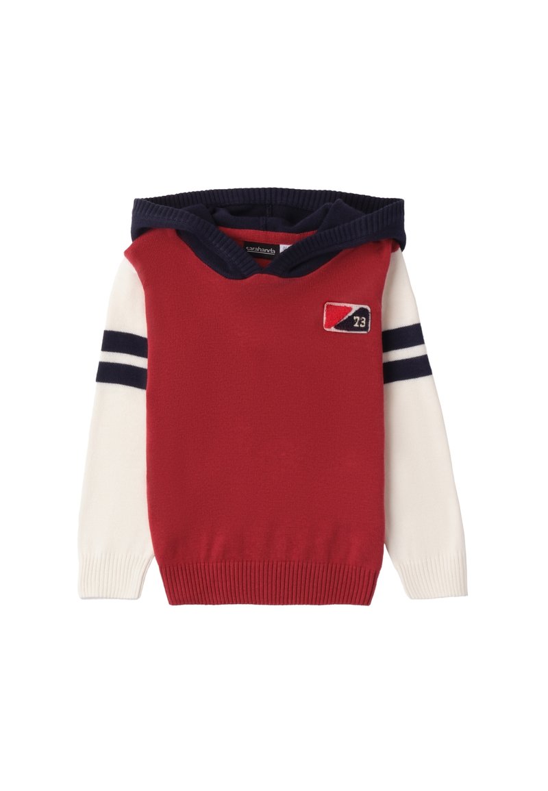 Maglione lavorato a maglia rosso e bianco con cappuccio, accenti blu navy e maniche a strisce. Presenta una piccola patch applicata con logo "23" sul petto.