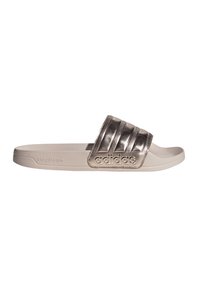 Sandalias deslizantes Adidas Cloudfoam en bronce metálico con tres rayas horizontales texturizadas, suela acolchada y logo embellecido en la correa.