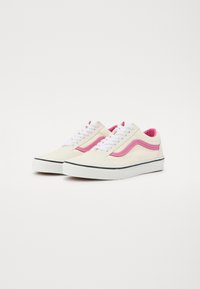 Hvide sneakers lavet af ruskind med et pink bølgedesign, hvide snørebånd og sorte sålakkenter. Glat tekstur med traditionel lav-top form.