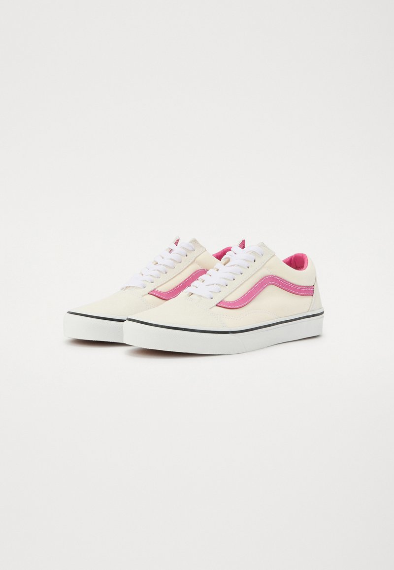 Zapatillas blancas de ante con un diseño de olas en rosa, cordones blancos y acentos negros en la suela. Textura suave con forma clásica de corte bajo.