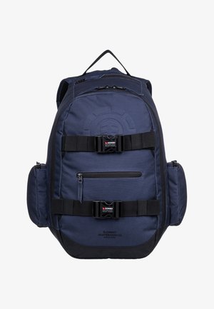 Marinblå ryggsäck med svarta detaljer, flera fickor, justerbara axelremmar och framknäppningar. Tillverkad av slitstarkt tyg med präglad logotyp.