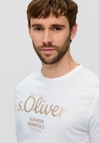 s.Oliver MIT GROSSEM LABEL - T-shirt print - weiß