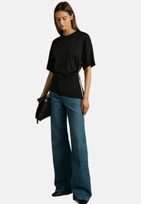 Reiss REGULAR FIT - AUDREY DRAPED CREW-NECK - Apdrukāts T-krekls - cream black