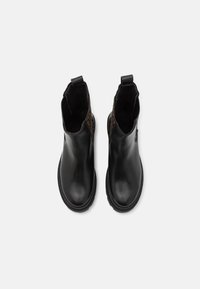 Černé kožené kotníkové boty s elastickými bočními panely, kulatou špičkou, texturovaným zadním dílem a poutky pro snadné nazouvání. Hladký povrch, pevn�á podrážka.