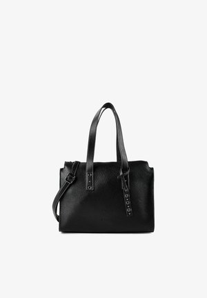 Bolso de cuero negro texturizado con dos asas superiores, correa de hombro ajustable y detalle decorativo de hebilla en el frente.