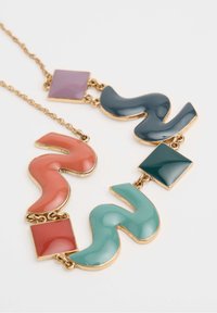 Halskæde med vekslende glansfulde bølgede og firkantede led i pastelfarverne pink, lilla, teal og mørkegrøn, med guld-tonede accenter.