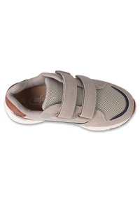 Jasnoszare sneakersy z siateczkową cholewką i zamszowymi akcentami, z dwoma regulowanymi ramiączkami na rzep i brązowym paskiem na pięcie. Teksturowana podeszwa zapewniająca przyczepność.