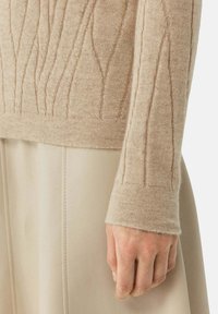 GOBI Cashmere MIT R-AUSSCHNITT - Stickad tröja - beige
