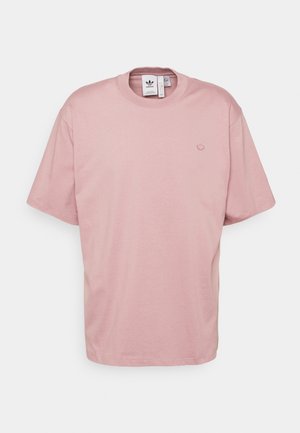 Rosa bomullst-shirt med korta ärmar och rund halsringning, med en liten varumärkeslogotyp i det övre vänstra hörnet.