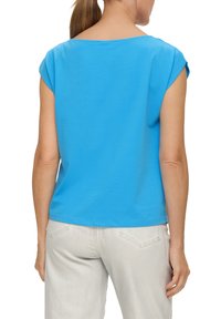 Blaues T-Shirt mit kurzen Ärmeln und Rundhalsausschnitt, aus weicher Baumwolle, von hinten präsentiert. Verfügt über einen lässigen Schnitt und eine glatte Textur.