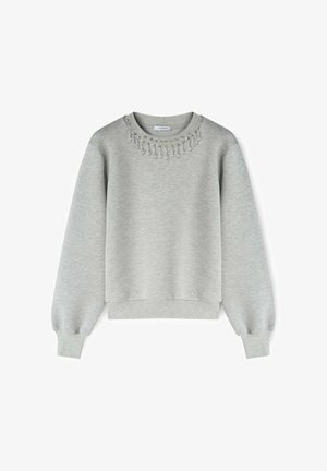 Hellgrauer Pullover mit langen, gepufften Ärmeln, lässiger Passform und einem dekorativen, mit Perlen verzierten Ausschnitt. Weicher Stoff und gerippte Bündchen.