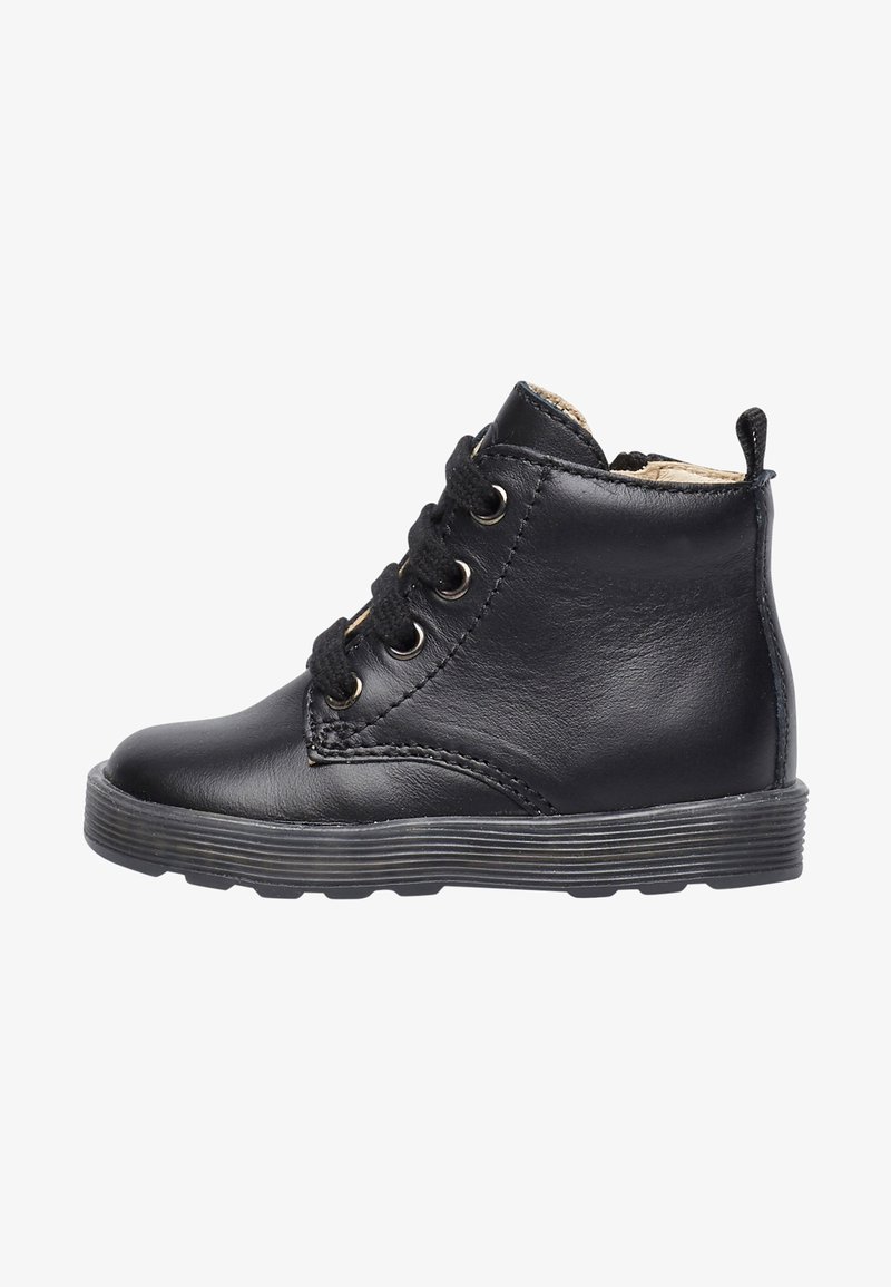 Bottine en cuir noir pour tout-petit avec lacets sur le devant, œillets en métal, languette au talon et semelle en caoutchouc texturée.