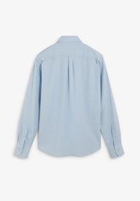 Camisa de manga larga azul claro con cuello estilo solapa, cierre de botones y detalle de pliegue en la parte posterior. Textura suave, hecha de tela tejida.
