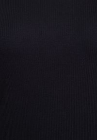 Tejido negro acanalado con una textura fina, que presenta líneas verticales y una forma ajustada, adecuada para diversos estilos y superposiciones.