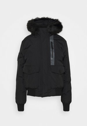 Chaqueta de invierno negra aislada con capucha con ribete de piel, bolsillo en el pecho con cremallera, dos bolsillos con solapa y puños y dobladillo acanalados.